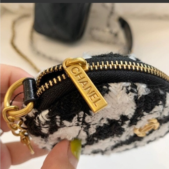 CHANEL VIP GWP Black Quilted Crossbody Phone Bag with Houndstooth Coin Pouch - Picture 15 of 16